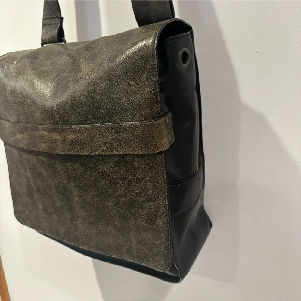 Sons Of Trade Men's Ruggedly Built Rubicon Messenger Bag